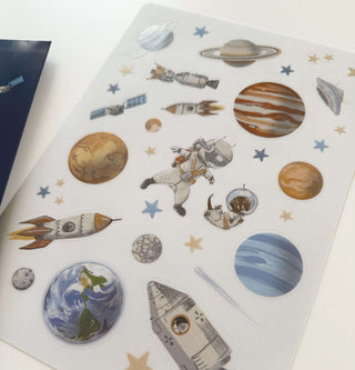 Transparenter Aufkleberbogen zum Thema Weltraum mit Planeten, Raketen, Astronauten, Sternen und der Erde, ideal für Weltraumfans.