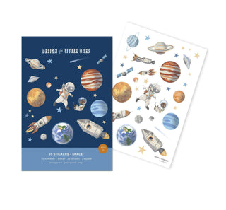 Nahaufnahme eines A6-Bogens mit 35 transparenten Vinyl-Stickern zum Thema Weltraum. Die Sticker zeigen bunte Illustrationen von Astronauten, Raketen, Planeten, Sternen und anderen Weltraum-Motiven. Die transparenten Sticker ermöglichen eine nahtlose Integration in jeden Untergrund.