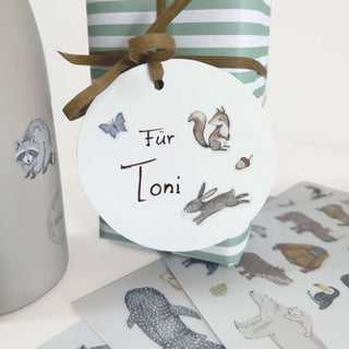 Hier ist eine Anwendungsidee der Sticker zu sehen. Ein Geschenkanhänger ist mit den Tiersticker dekorativ beklebt. 