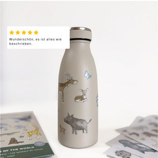 Beige Flasche mit transparenten Tierstickern, darunter Hirsch und Schmetterling, umgeben von Stickerbögen und der Cardbox und einer Kundenbewertung.