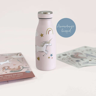 Das Bild zeigt an Anwendungsbeispiel für Fantasy Sticker. Eine rosa Kindertrinkflasche mit applizierten Einhornsticker, Regenbogen und Sternen. 