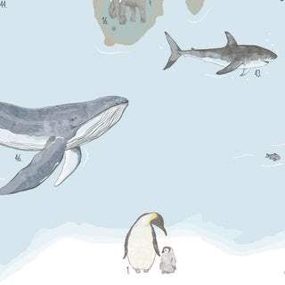 Illustrierte Weltkarte mit Tieren wie Walen, Haien, Pinguinen; beschriftet mit Zahlen; blauer Hintergrund; Lernposter.