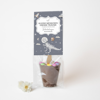Milchschokoland mit Schokolinsen am Holzstil. Hübsch verpackt mit einem Etikett mit Dino im Weltall.
