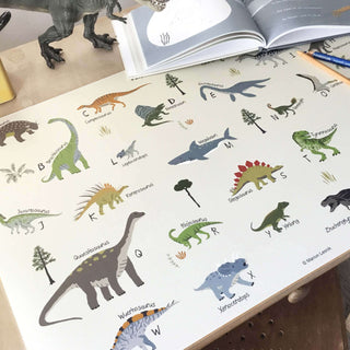 Schreibtischunterlage für Kinder zeigt Dinosaurier-ABC, leuchtende Farben, jeder Buchstabe mit einem Dinosaurier, abwaschbar.