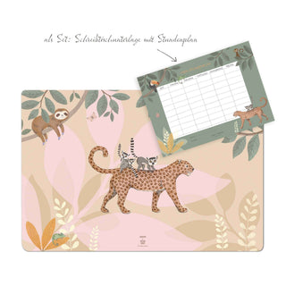 Schreibtischunterlage in Rosa mit Dschungeltieren, darunter Gepard mit Lemuren und Faultier, abwaschbar, inkl. Stundenplan.