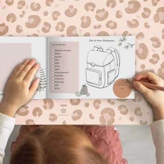 Leopard-print Schreibtischunterlage, abwaschbar, zeigt Kind, das schreibt; Checkliste und Rucksack-Illustration enthalten.