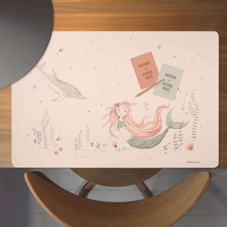 Schreibtischunterlage mit Meerjungfrau-Design, zeigt lächelnde Meerjungfrau, verspielten Delfin, Pflanzenmotive, abwaschbar.