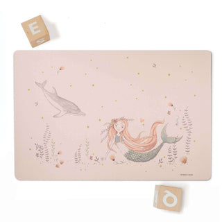 Schreibtischunterlage für Kinder mit Meerjungfrau-Design, abwaschbar; rosa Hintergrund mit Meerjungfrau, Delfin, Muscheln.