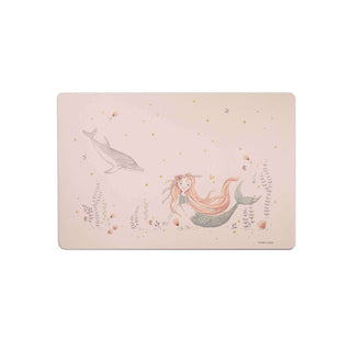 Eine süße Meerjungfrau mit Delfin auf hochwertigem Vinyl gedruckt. Rosa Pastellfarben, liebevoll  handillustrierte Figuren mit kleinen Sterne und Blümchen.