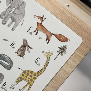 Schreibtischunterlage für Kinder mit Tierillustrationen und Buchstaben, die einen Fuchs, eine Giraffe und ein Kaninchen zeigen, beschriftet mit F, G, H.
