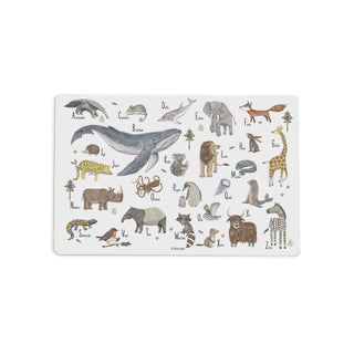 Die ABC Schreibtischunterlage zeigt zu jedem Buchstaben ein dazu passendes Tier. Die kindgerechten Tiere sind liebevoll von Hand illustriert. Die Farben sind natürlich gehalten.