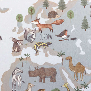 Kinder-Schreibtischunterlage mit Weltkarte und Tierillustrationen auf Kontinenten verteilt in Blau und Grau, abwaschbar.