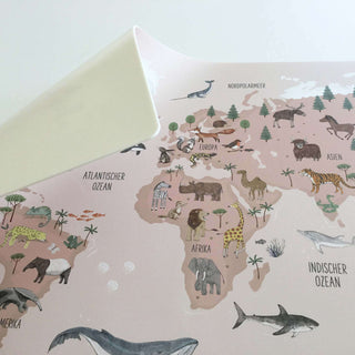 Rosa Schreibtischunterlage für Kinder mit abwaschbarer Weltkarte; illustriert Tiere aus Afrika, Europa, Asien und Ozeanen.