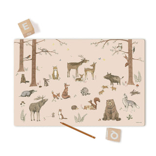 Kinder Schreibtischunterlage mit ganz vielen unterschiedlichen Waldtieren. Teilweise haben die Tiere Jungtiere. Alles ist von Hand illustriert in natürlich, ansprechenden Farben. Die Hintergrundfarbe ist nude/blassrosa.