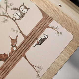 Abwaschbare Schreibtischunterlage mit Waldtieren; Eule, Eichhörnchen und Specht auf Baum in dezenter nude Farbgebung; stilvoll.