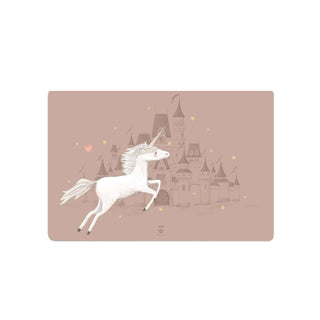 Einhorn vor märchenhaftem Schloss, dustyrose Hintergrund, verspielte Sterne, Herzmotive, abwaschbare Kinder-Schreibtischunterlage.