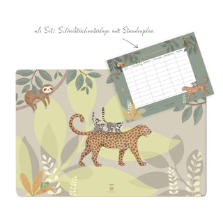 Schreibtischunterlage mit Jungle Animals, grün, abwischbar; zeigt Leoparden, Lemuren, Faultiere, ideal als Einschulungsgeschenk.