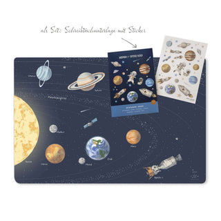 Schreibtischunterlage zeigt Sonnensystem mit Planeten, Raketen; zusätzlich enthalten sind thematische Sticker als Kinder-Geschenk.