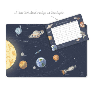 Abwaschbare Schreibtischunterlage mit detailreichem Space-Motiv, zeigt Sonne, Planeten, Raumschiffe und Stundenplan; Geschenk für Kinder.