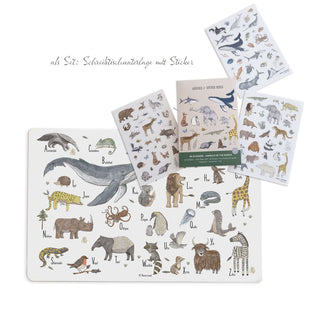 Kinder-Schreibtischunterlage Tier ABC, abwaschbar mit verschiedenen Tierstickern, darunter Wal, Elefant, Nashorn und Giraffe.