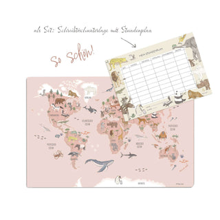 Rosa Schreibtischunterlage für Kinder mit abwaschbarer Weltkarte; illustriert Tiere aus Afrika, Europa, Asien und Ozeanen. Hier ist die Schreibtischunterlage und der dazu passende Stundenplan zu sehen.