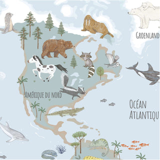 Eine Schreibtischunterlage zeigt Tierillustrationen mit geografischen Überschriften auf Französisch, unter anderem Bären, Wale und Walrosse.