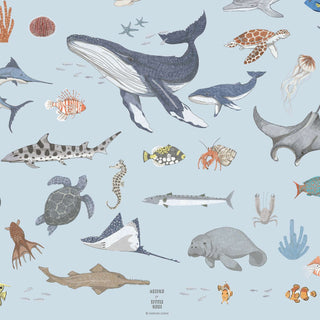 Farbenfrohe Schreibtischunterlage mit Illustrationen von Meerestieren wie Walen, Haien, Meeresschildkröten, Fischen und mehr; abwaschbares Material.