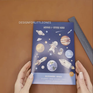 Das Video zeigt den Stickerbogen Space und die Cardbox. Es wird demontiert wie eine Rakete und ein Stern aufgeklebt wird.